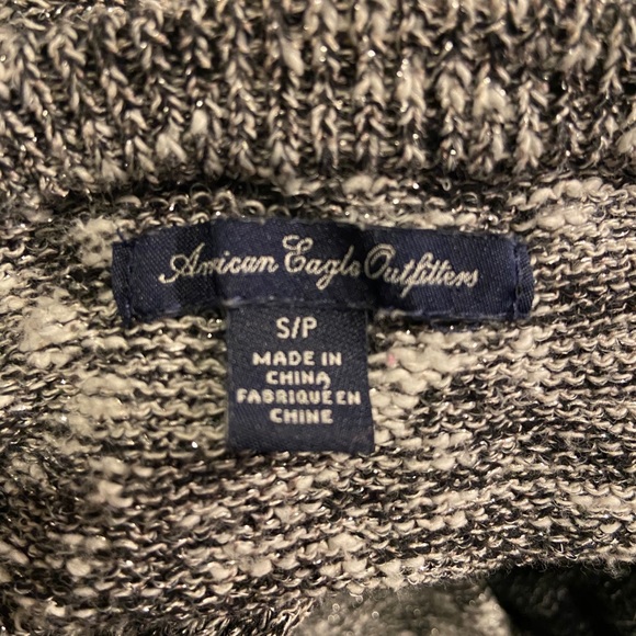 American Eagle black, white, & silver metallic cropped SP. - Picture 6 of 7